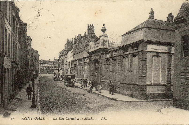 Dans cette portion de rue on aperçoit un attelage qui servait au transport des voyageurs et un peu plus haut  un attelage qui servait aux transport de marchandises.